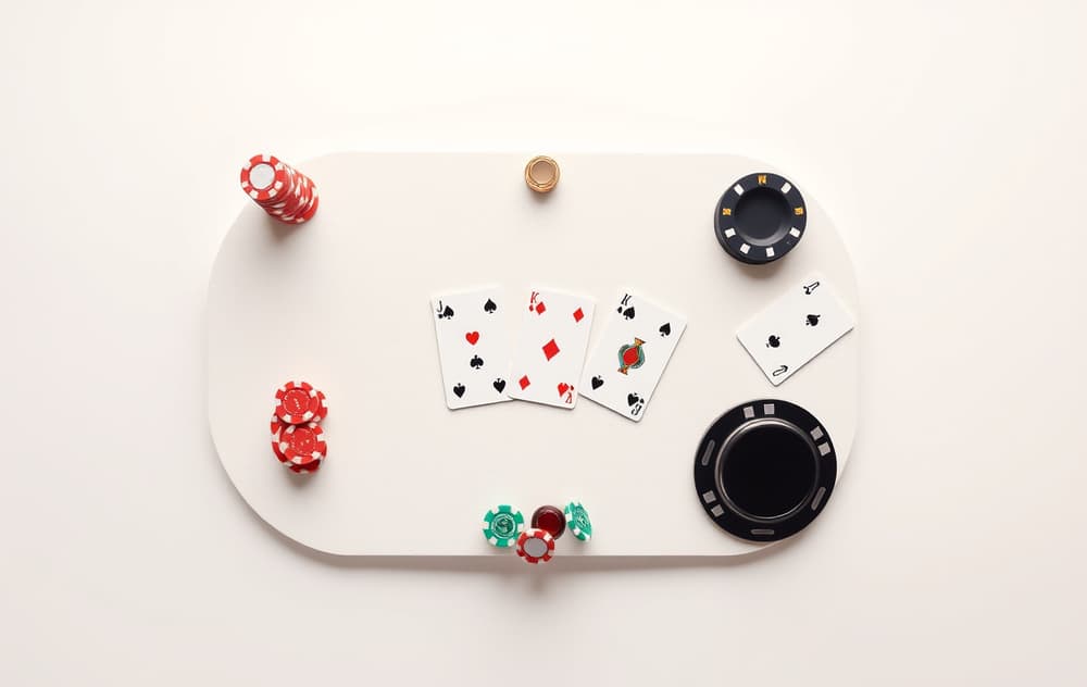 Baccarat-bord med kort og chips, ovenfra